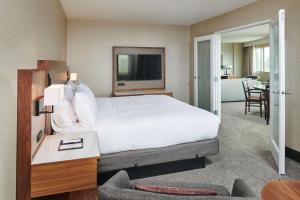 Doubletree By Hilton Fullerton客房内的一张或多张床位