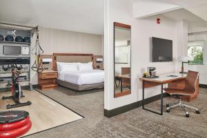 Doubletree By Hilton Fullerton的电视和/或娱乐中心