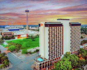 un montage d’un bâtiment avec vue sur l’aiguille spatiale dans l'établissement Hilton Palacio del Rio, à San Antonio