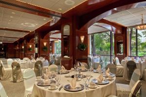 una sala da ballo con tavoli e sedie in una stanza di Hilton Palacio del Rio a San Antonio