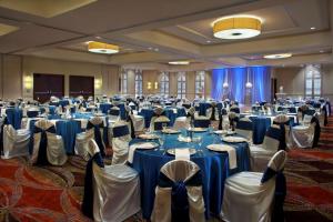 une salle de banquet avec des tables et des chaises bleues et blanches dans l'établissement Hilton Palacio del Rio, à San Antonio