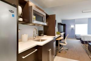 cocina con fregadero y escritorio en una habitación en Home2 Suites By Hilton Hasbrouck Heights, en Hasbrouck Heights