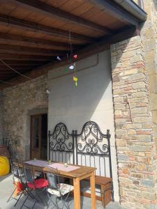 uma mesa de madeira e cadeiras sentadas ao lado de um edifício em Birillina Guest House di Laura Reni em Poggio