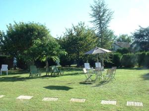 Um jardim no exterior de Chambres D'hôtes Bel'vue