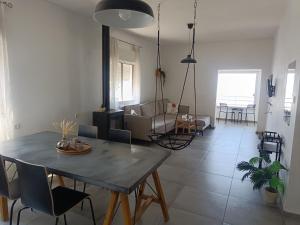 uma sala de estar com uma mesa e um sofá em Bella Vista in Haifa em Haifa