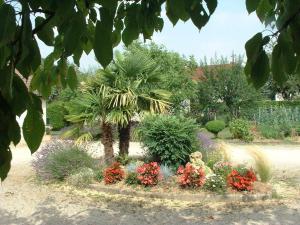 Um jardim no exterior de Chambres D'hôtes Bel'vue