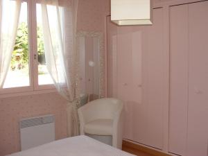 ショヴィニーにあるChambres D'hôtes Bel'vueのベッドルーム(白い椅子、窓付)