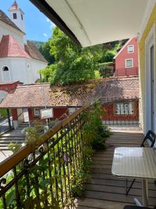 uma vista da varanda de uma casa em Gasthof Restaurant Steirereck'n em Schwanberg
