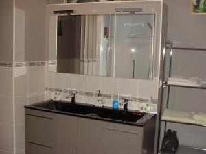 Uma casa de banho em Chambres D'hôtes Bel'vue