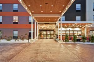 Home2 Suites By Hilton Carbondale في كاربونديل: لوبي فاضي لفندق فيه مبنى