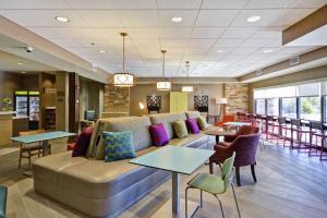 Home2 Suites By Hilton Carbondale的休息区