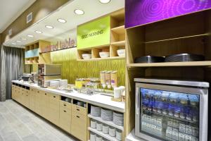 Home2 Suites By Hilton Carbondale的厨房或小厨房