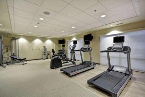 Home2 Suites By Hilton Carbondale的健身中心和/或健身设施