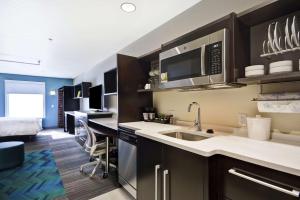 Home2 Suites By Hilton Carbondale的厨房或小厨房