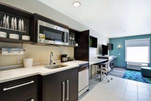 Home2 Suites By Hilton Carbondale的厨房或小厨房
