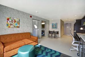 Home2 Suites By Hilton Carbondale的电视和/或娱乐中心