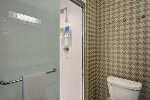 Home2 Suites By Hilton Carbondale的一间浴室