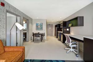 Home2 Suites By Hilton Carbondale的电视和/或娱乐中心