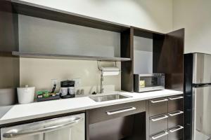 Home2 Suites By Hilton Carbondale的厨房或小厨房