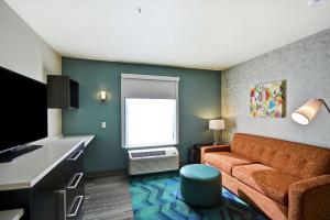 Home2 Suites By Hilton Carbondale的电视和/或娱乐中心