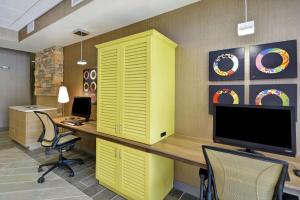 Home2 Suites By Hilton Carbondale的电视和/或娱乐中心