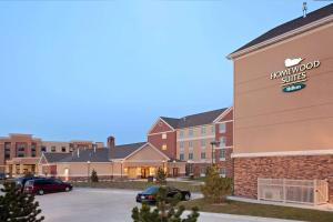 un edificio con un cartel de suites Houston en él en Homewood Suites Saint Cloud, en Saint Cloud