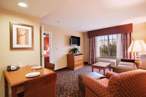 Гостиная зона в Homewood Suites Saint Cloud