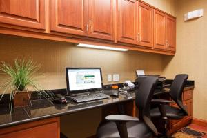 um escritório com um computador portátil numa secretária em Homewood Suites Saint Cloud em Saint Cloud
