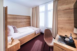 een hotelkamer met een bed en een wastafel bij Hotel 53° Nord in Brake