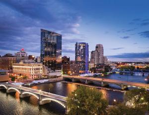 a city panorama with a bridge over a river w obiekcie Amway Grand Plaza Hotel, Curio Collection by Hilton w mieście Grand Rapids