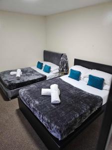 Кровать или кровати в номере Tudors eSuites Budget Apartments