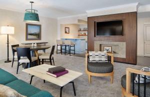 Pearl River的住宿－珍珠河希爾頓酒店，客厅配有沙发和桌子