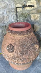um grande pote com um vaso sanitário em cima em Birillina Guest House di Laura Reni em Poggio