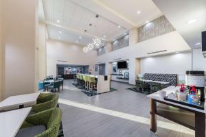 een lege wachtkamer met tafels en stoelen bij Hampton Inn & Suites Pryor, Ok in Pryor