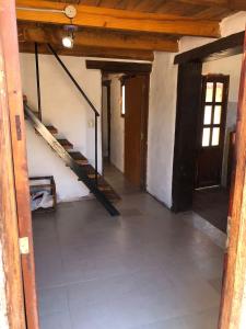 una habitación vacía con una escalera en una casa en REMODELAMOS casa sobre el rio a 100 mts del mercado municipal en Tilcara
