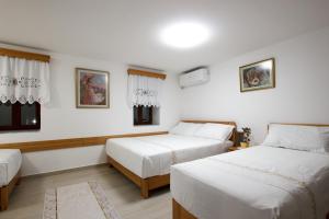 Postel nebo postele na pokoji v ubytování Guesthouse Çani