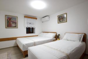 Postel nebo postele na pokoji v ubytování Guesthouse Çani