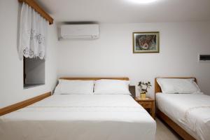 Postel nebo postele na pokoji v ubytování Guesthouse Çani