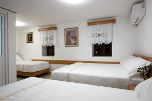 Postel nebo postele na pokoji v ubytování Guesthouse Çani