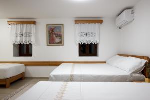 Postel nebo postele na pokoji v ubytování Guesthouse Çani