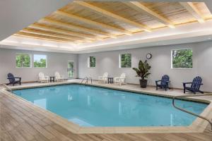 una grande piscina con acqua blu in un edificio di Hampton Inn & Suites Fruitland a Fruitland