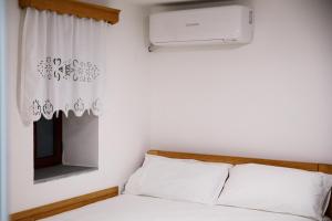 Postel nebo postele na pokoji v ubytování Guesthouse Çani