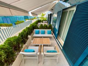 einen Balkon mit einem Tisch und Stühlen auf einem Gebäude in der Unterkunft Luxury Apartment Turquesa Del Mar in Alicante