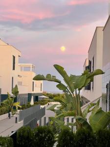 Luxury Apartment Turquesa Del Mar في أليكانتي: اطلالة من الشرفة على مبنى عند الغروب