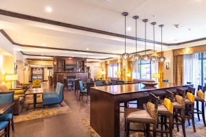 Lounge nebo bar v ubytování Hampton Inn Laramie