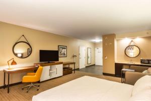 um quarto de hotel com uma cama e uma secretária com um computador em Hampton Inn Laramie em Laramie