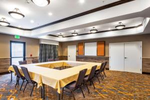 una sala conferenze con un grande tavolo e sedie di Hampton Inn Laramie a Laramie