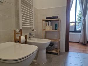 a bathroom with a white toilet and a sink at Appartamento incantevole in piccola corte a Rho in Rho