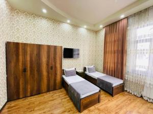- une chambre à l'hôpital avec 2 lits et une télévision à écran plat dans l'établissement Alisher Hotel by SHOSH, à Tachkent