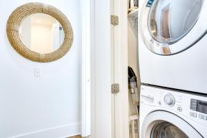 a laundry room with a washing machine and a mirror at Lovely Mt Pleasant Townhouse with Central Location! in Charleston